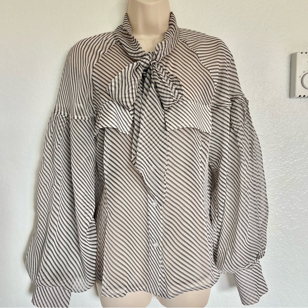 NWOT Gracia Bow-Neck Puff Sleeve Blouse